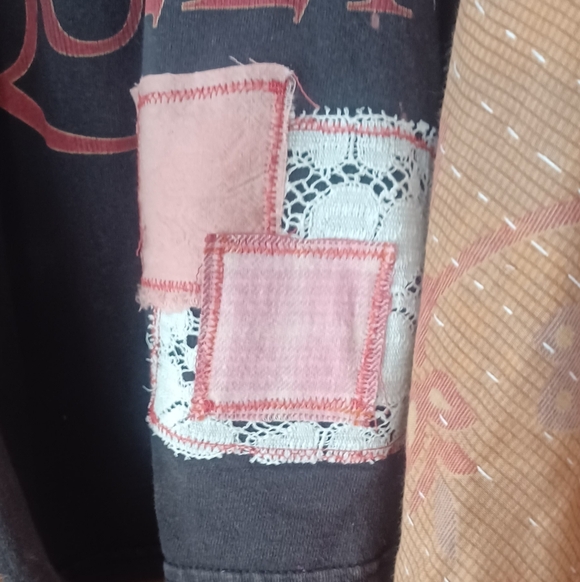 Upcycled Queen Graphic Poncho Top - Picture 7 of 10